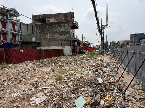 Một công trình đang chờ phương án cắt nhà để giải phóng mặt bằng. Ảnh: PV
