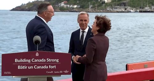 Thủ tướng Canada Mark Carney (giữa) sau bài phát biểu liên quan đến vấn đề thuế quan với Mỹ ngày 17-8. Ảnh: Reuters