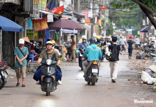 Người thường xuyên di chuyển qua ngõ 381 Nguyễn Khang, anh Nguyễn Văn Thành (phường Yên Hòa) chia sẻ: “Mỗi ngày di chuyển qua con ngõ này như “cực hình” với người dân chúng tôi. Nhiều hôm, dòng người nhích từng chút một, mất hàng chục phút vẫn chưa thể thoát khỏi con ngõ”.
