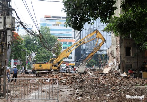 Máy móc, nhân lực của đơn vị thi công đang triển khai phá dỡ các công trình ở đầu ngõ 381 Nguyễn Khang.
