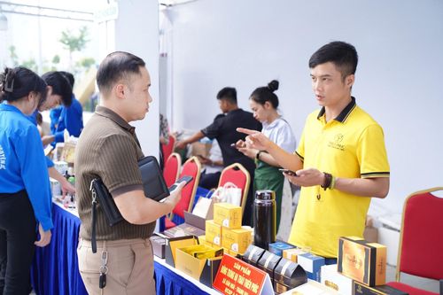 Người tiêu dùng quan tâm đến các sản phẩm trong nước tại Hội chợ hàng Việt. Ảnh: Phạm Mạnh