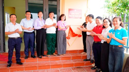 Các đại biểu thực hiện nghi thức cắt băng khánh thành nhà Đại đoàn kết tại hộ gia đình bà Nguyễn Thị Miền, thôn Kim Ninh, xã Trung Giã. Ảnh: Đức Hiển