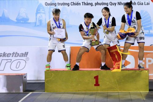 Đội nữ Hà Nội nhận cúp vô địch lứa tuổi U18 tại Giải vô địch bóng rổ trẻ 3x3 quốc gia năm 2026. Ảnh Bóng rổ Hà Nội