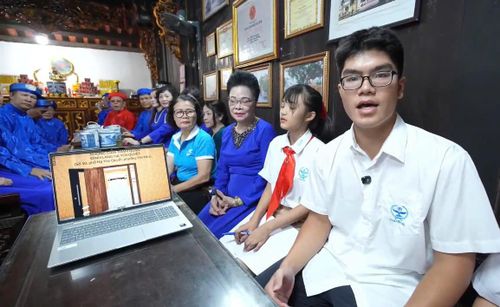 Em Phạm Gia Huy giới thiệu dự án bảo tàng ảo về đình Hạ Yên Quyết qua livestream. Ảnh: PV