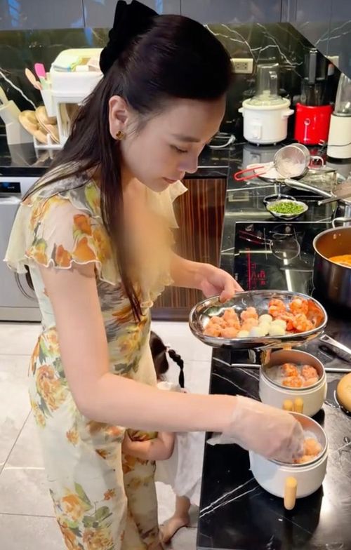 Không chỉ chăm chút cho từng món ăn, Phương Oanh còn xem việc vào bếp là cơ hội để các con trải nghiệm và học hỏi. Ở tuổi lên hai, Jimmy và Jenny thường theo mẹ xuống bếp, khi thì quấn quýt bên mẹ lúc chuẩn bị nguyên liệu, khi lại hào hứng trở thành những "phụ bếp nhí" dưới sự hướng dẫn của mẹ.