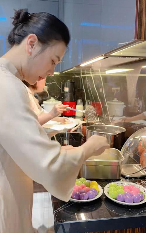 Trong những bức ảnh được chia sẻ, Phương Oanh vừa tỉ mỉ nặn từng viên bánh vừa hướng dẫn hai con tham gia vào các công đoạn đơn giản. Nếu bé Jenny chăm chú quan sát và làm theo mẹ, thì Jimmy lại khá hiếu động, liên tục có những biểu cảm tinh nghịch, tạo nên không khí rộn ràng trong căn bếp.