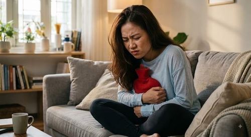 Sự thay đổi nội tiết trong kỳ kinh nguyệt gây cảm xúc tiêu cực ở phụ nữ. Ảnh minh họa AI