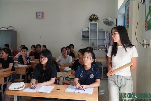 Các học viên làm quen với cách phát âm, thanh điệu và những mẫu câu tiếng Trung cơ bản. (Ảnh Song Hoàng)