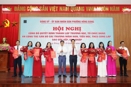 Cán bộ quản lý khối trường học sau sắp xếp của phường Hồng Bàng nhận quyết định bổ nhiệm. Ảnh: Hoàng Tùng