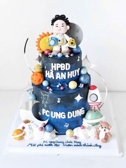Hoa hướng dương rực rỡ cùng bánh sinh nhật được FC UngDung gửi tặng Hà An Huy trong dịp sinh nhật năm nay. Ảnh: FC UngDung.