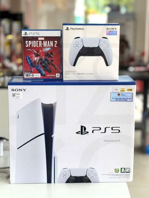 Ngoài máy chơi game PS5, FC còn tặng idol cả đĩa game Blu-ray Spider-Man. Ảnh: FC UngDung.