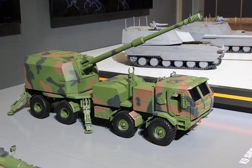 Việc khai hỏa có thể thực hiện sau 20 giây kể từ lúc dừng lại, quá trình rời vị trí bắn hoàn thành sau 50 giây kể từ phát đạn cuối cùng. Cơ số đạn sẵn sàng chiến đấu gồm 40 viên. Kíp lái được bố trí riêng trong cabin và gồm 2 - 3 người.