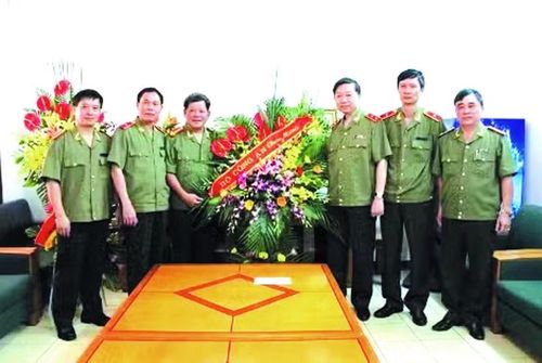 Tổng Bí thư - Chủ tịch nước Tô Lâm khi giữ cương vị lãnh đạo Bộ Công an luôn dành sự quan tâm tới sự phát triển của Báo An ninh Thủ đô (Trong ảnh: Thượng tướng Tô Lâm (thứ 3 từ phải sang) tới thăm, chúc mừng Báo An ninh Thủ đô nhân Ngày Báo chí Cách mạng Việt Nam 21-6-2014)