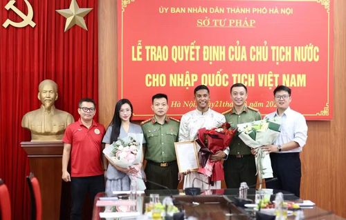 CLB Công an Hà Nội chúc mừng Adou Minh