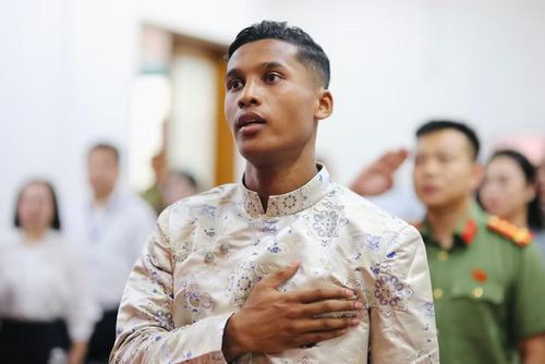 Adou Minh tự hào hát vang quốc ca Việt Nam