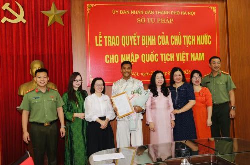 Lãnh đạo Sở Tư pháp thành phố Hà Nội và CLB Công an Hà Nội chúc mừng Adou Minh