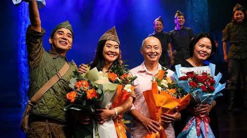 Nhạc sĩ An Hiếu và đạo diễn NSƯT Lê Ánh Tuyết (thứ hai từ trái sang)