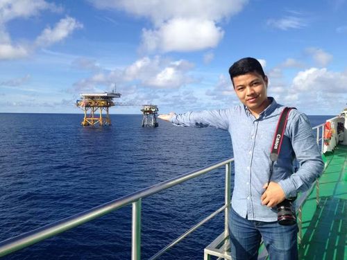 Tác giả trong chuyến công tác quần đảo Trường Sa