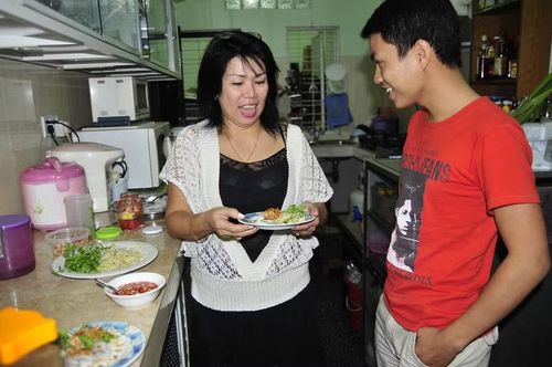 Chị Huỳnh Thị Ngọc Thanh - cô dâu Việt đầu tiên tại Myanmar tự tay vào bếp chế biến món bánh cuốn đãi tác giả