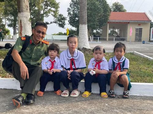 Cùng các em nhỏ trên đảo Hòn Chuối, vùng biển Tây Nam của Tổ quốc