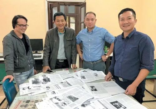 Trung tá Chu Quốc Dũng, Trưởng Ban Biên tập An ninh Thủ đô (ngoài cùng bên phải); Trung tá Đỗ Trần Quân, Phó Trưởng Ban Biên tập An ninh Thủ đô (thứ 2 từ phải sang) duyệt nội dung biên tập, chế bản trước khi chuyển nhà in