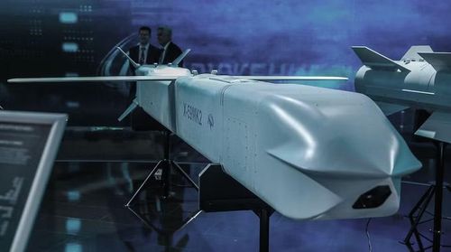 Điểm đáng chú ý nằm ở hình dáng của Kh-69. Tên lửa có thiết kế thân tương đối vuông với các cánh được gấp lại khi nằm trong khoang chứa.