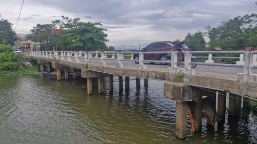 Một đoạn cầu Bồ Bản trũng xuống ảnh hưởng đến quá trình lưu thông của người dân. Ảnh: Đỗ Văn.