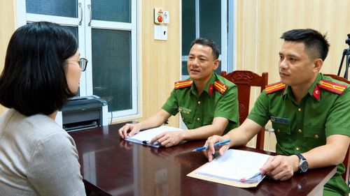 Công an lấy lời khai của Vân. Ảnh: CATH