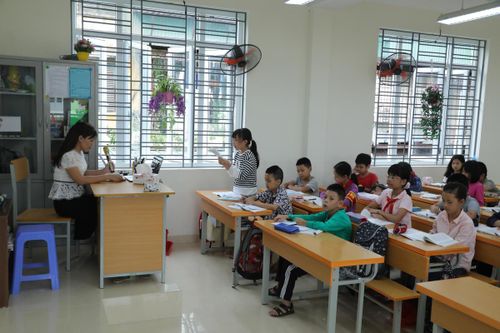 Cô và trò Trường Tiểu học Phương Mai (Hà Nội). Ảnh minh hoạ: Quang Vinh