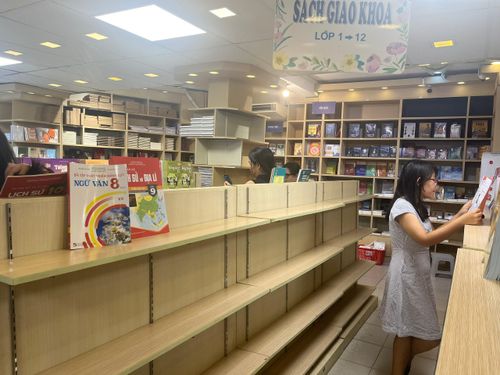  Kệ SGK trống trơn tại một nhà sách trên đường Nguyễn Thị Minh Khai. Hình ảnh được ghi nhận vào chiều 20/8. Ảnh: T.A. 