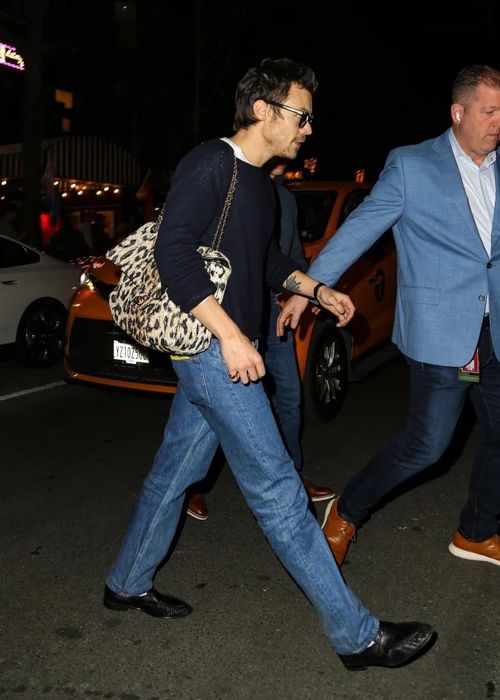 Đầu năm nay, những ngôi sao như Harry Styles, Bad Bunny, Jacob Elordi hay Patrick Schwarzenegger đã nhiều lần xuất hiện với túi cầm tay hoặc những mẫu túi da rộng rãi. Trong giới thể thao, Shai Gilgeous-Alexander cũng là một trong những gương mặt nổi bật với sở thích sưu tầm túi. Tủ đồ của ngôi sao NBA có nhiều mẫu Louis Vuitton Speedy và một chiếc Hermes Kelly màu đen. Ảnh: Backgrid.