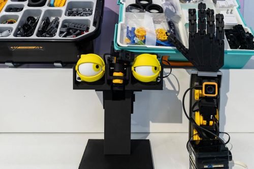 Nhiều chuyên gia cảnh báo về nguy cơ ngành robot hình người tăng trưởng quá nóng. Ảnh: NYT.