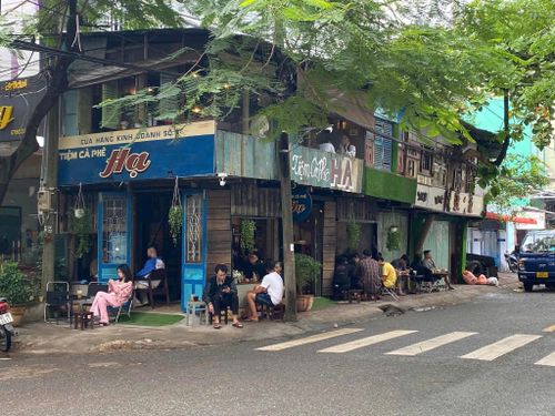  Quán cà phê của chị Hồng sử dụng bảng hiệu vẽ tay sơn dầu. 
