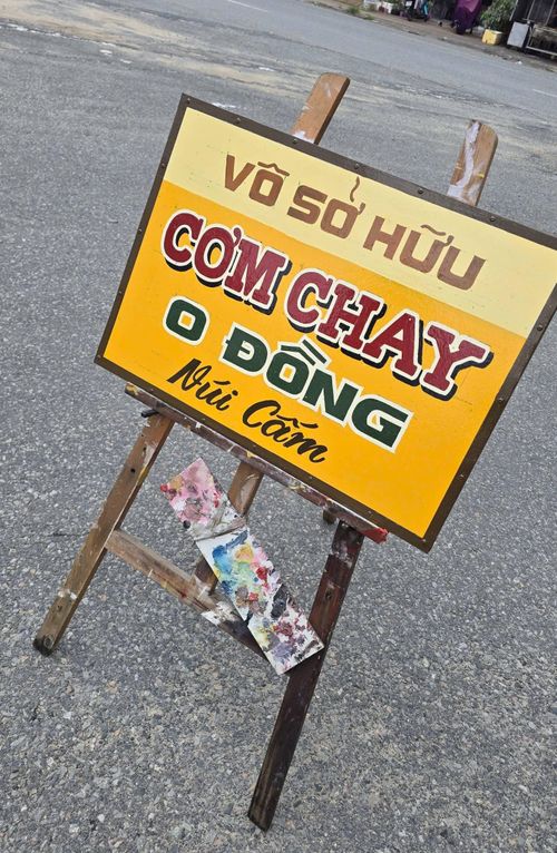 Các bảng hiệu vẽ tay của tiệm nhà Ý Dĩ.
