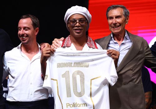 Ở tuổi 46, Ronaldinho khoác lại áo số 10 quen thuộc nhưng chưa ấn định thời điểm ra sân cho đội bóng Serie C.