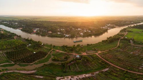 Toàn dự án có tổng mức đầu tư hơn 120.400 tỷ đồng. Trong giai đoạn 1, tuyến được đầu tư với quy mô 4 làn xe cao tốc, tốc độ thiết kế 100 km/h. Công tác giải phóng mặt bằng được thực hiện theo quy mô 8 làn xe, tạo quỹ đất để mở rộng tuyến trong tương lai.
