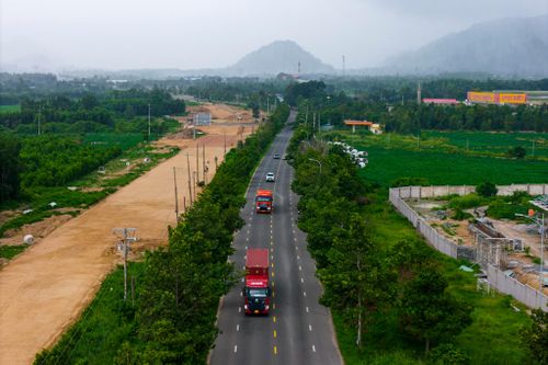 Cạnh đó là tuyến đường Hội Bài - Phước Tân (ĐT992) đang được mở rộng từ quy mô 16 m lên 72 m, trên chiều dài khoảng 8,8 km. Tuyến đường này sẽ kết nối cảng Cái Mép với Quốc lộ 51, Vành đai 4 TP.HCM, cao tốc Biên Hòa - Vũng Tàu.