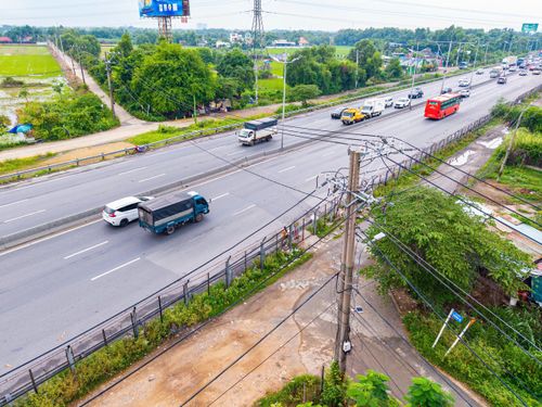 Hiện mặt bằng khu vực Chợ Đệm, TP.HCM vướng nhiều hạ tầng kỹ thuật chưa di dời và một số đoạn đường gom dân sinh chưa thu hồi. Ảnh: DNDA.