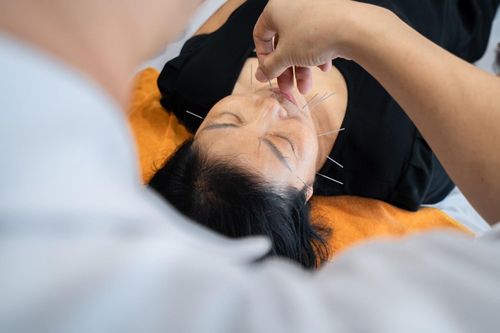 Y học cổ truyền Việt Nam được kỳ vọng thoát khỏi cách tiếp cận cũ, tiến tới một hệ sinh thái hiện đại, khoa học và đủ sức cạnh tranh quốc tế. Ảnh: Trần Hiền.