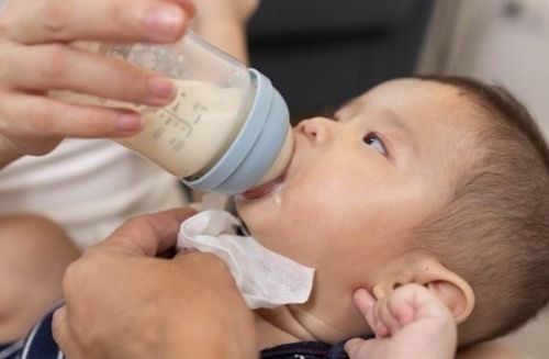 Nhu cầu bú sữa thực tế phụ thuộc cân nặng, tốc độ tăng trưởng, tình trạng sức khỏe và khả năng hấp thu của từng trẻ. Ảnh: Shutterstock.