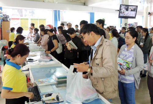 Phụ huynh mua SGK, dụng cụ học tập cho con em tại TP.HCM