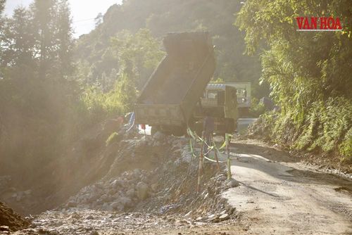 Máy móc được huy động khẩn trương thi công tại một số điểm