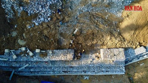 Khu vực taluy được gia cố bằng lưới bọc đá
