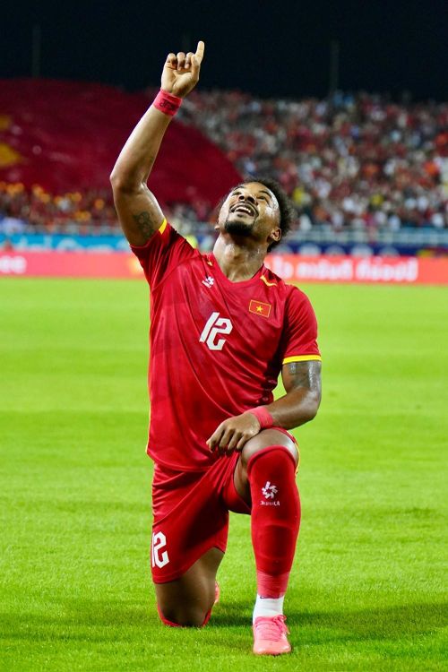 Với cú đúp bàn thắng vào lưới Malaysia, Xuân Son đã có 5 pha lập công tại ASEAN Cup 2026, cân bằng thành tích ghi bàn của đồng đội Đình Bắc và vươn lên cùng dẫn đầu trong danh sách Vua phá lưới. Tiền đạo này cũng đã có 16 bàn thắng cho đội tuyển Việt Nam chỉ sau 2 năm. Cột mốc này giúp chân sút sinh năm 1997 lọt vào top 5 chân sút ghi nhiều bàn thắng nhất lịch sử ĐTQG. Kỷ lục hiện tại thuộc về cựu tiền đạo Lê Công Vinh với 51 bàn.
