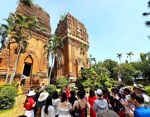 Tháp Đôi tại phường Quy Nhơn hút khách du lịch bởi vẻ đẹp cổ kính