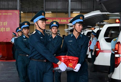 Di chuyển mẫu sinh phẩm hài cốt liệt sĩ lên xe cứu thương