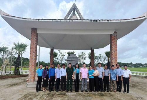 Đoàn thắp hương tại mộ Nữ Anh hùng Lực lượng vũ trang nhân dân Néang Nghés