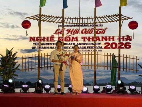 Phó Chủ tịch UBND phường Hội An Tây tặng hoa đại diện Công viên và Bảo tàng Đất nung Thanh Hà, ghi nhận sự tham gia nhiệt tình của đơn vị trong phối hợp tổ chức các sự kiện