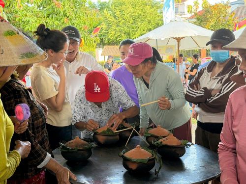 Thi nấu cơm niêu tại lễ hội
