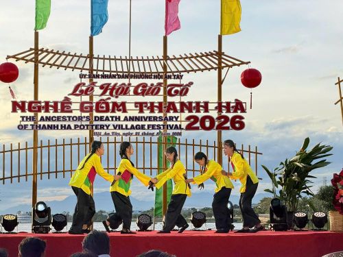 Các bạn thiếu nhi trình diễn hoạt cảnh dân ca tại chương trình khai mạc